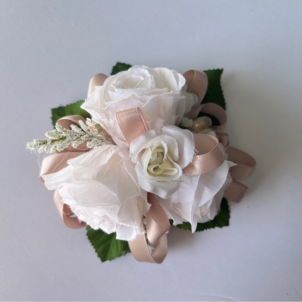 baby pink/beige corsage